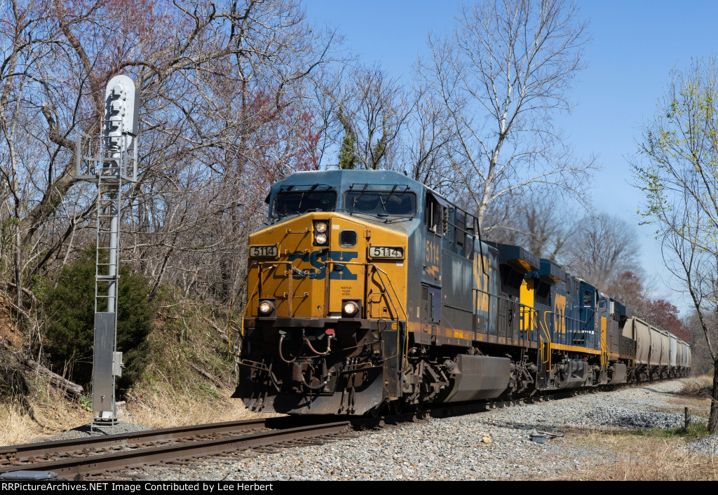 CSX 5114 hauling a hybrid consist